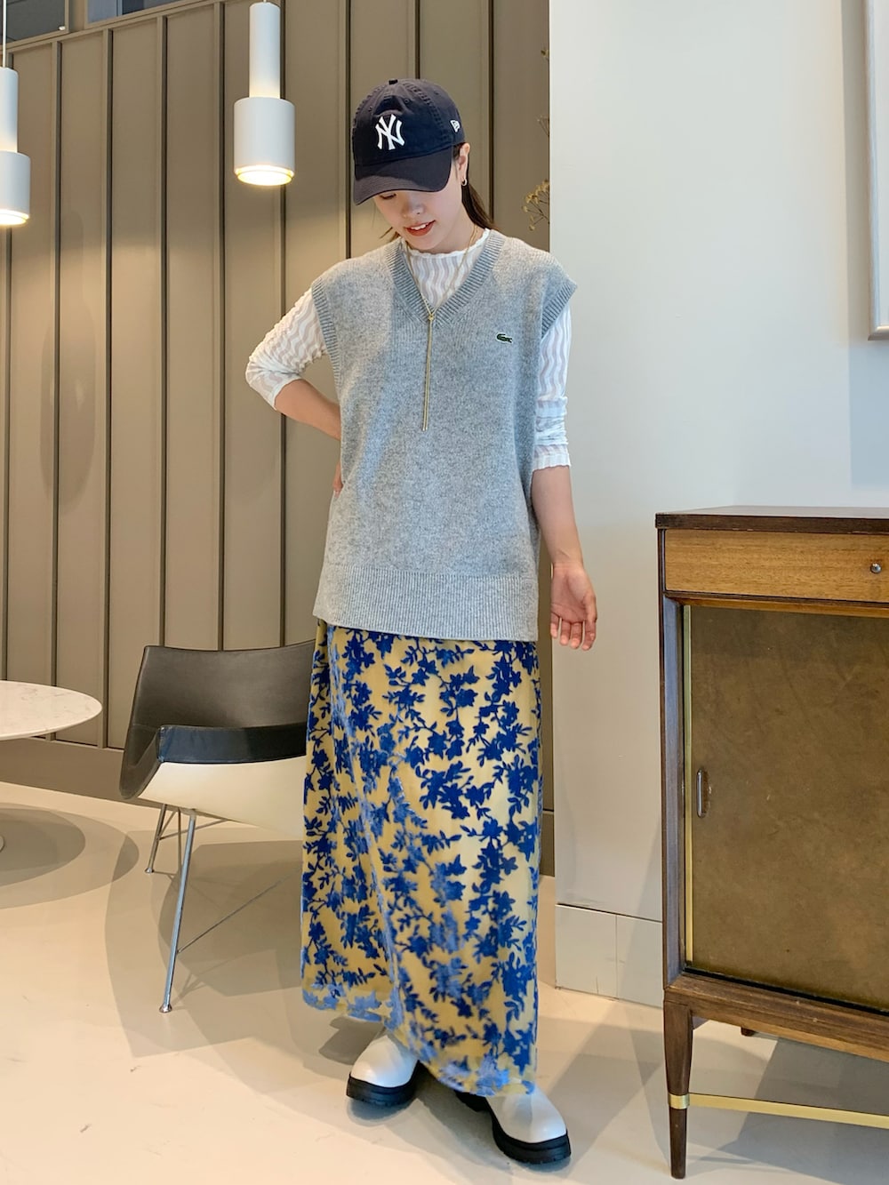 「スカート、ブーツ、ワントーンコーデ、キャップ、LACOSTE、ベスト、レイヤードスタイル、NEW ERA、きれいめカジュアル、オトナカジュアル」｜「BEAMS BOYのLACOSTE × BEAMS BOY /  別注 Vネック ニットベスト（ベスト、グレー系）」を使った、chieriさん（レディース・162cm）の夏コーディネートの2枚目の写真