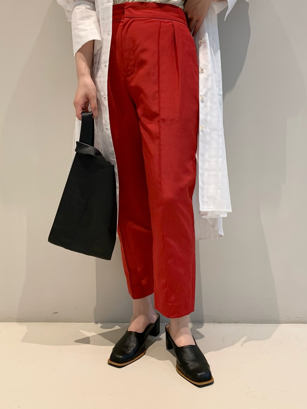 ブラック系のサンダル、ホワイト系のシャツ/ブラウス、レッド系のその他パンツを着用したレディースの春コーディネートの3枚目の写真