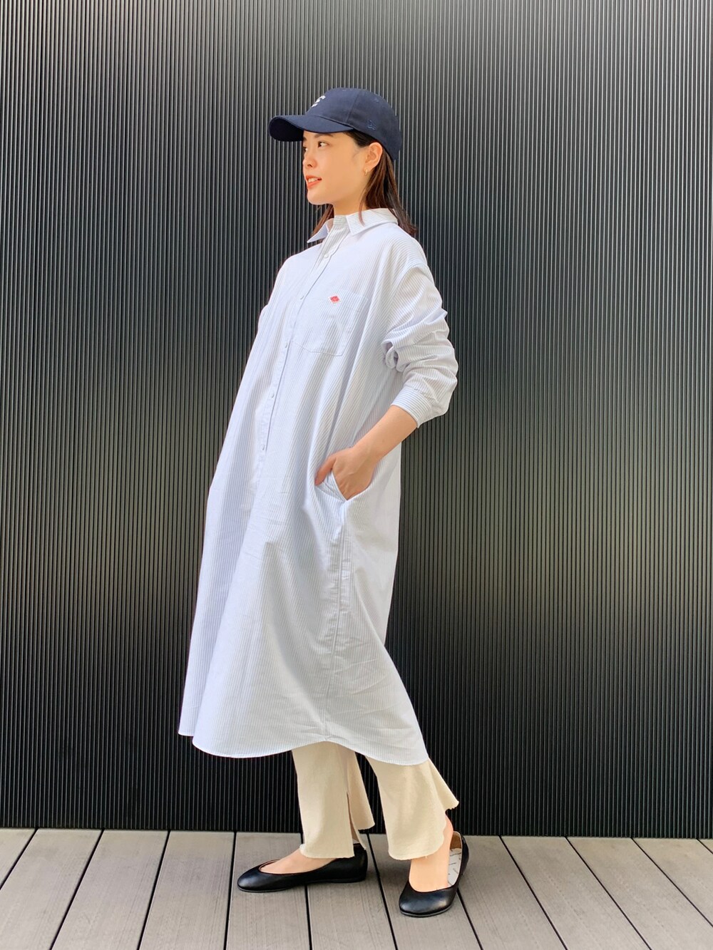 その他のワンピース、ホワイト系のその他パンツ、ブラック系のバレエシューズを着用したレディースの春コーディネートの2枚目の写真