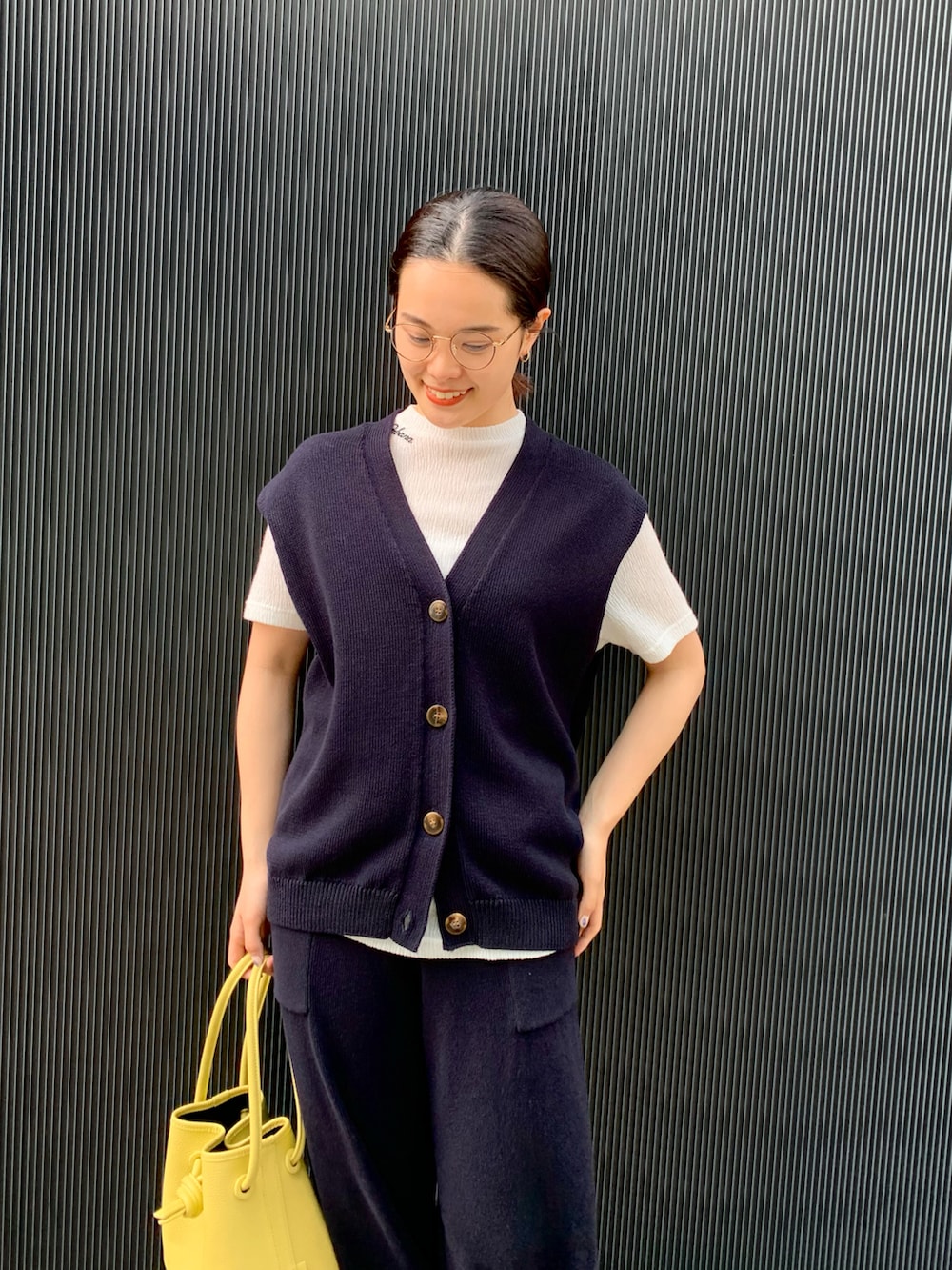 ブルー系のベスト、ブルー系のその他パンツ、ホワイト系のTシャツ/カットソーを着用したレディースの春コーディネートの3枚目の写真