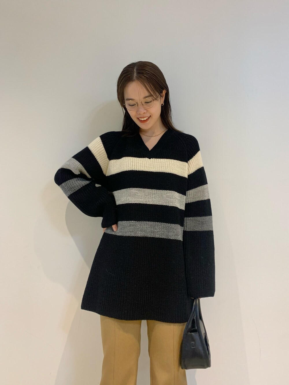 「ニット、ローファー、休日スタイル、モード、Ray BEAMS、きれいめカジュアル、フレアパンツ、シンプルコーデ、メガネ女子、秋コーデ」｜「Ray BEAMSのRay BEAMS / ベルテッド バッグ（ショルダーバッグ、ブラック系）」を使った、chieriさん（レディース・162cm）の秋コーディネートの2枚目の写真