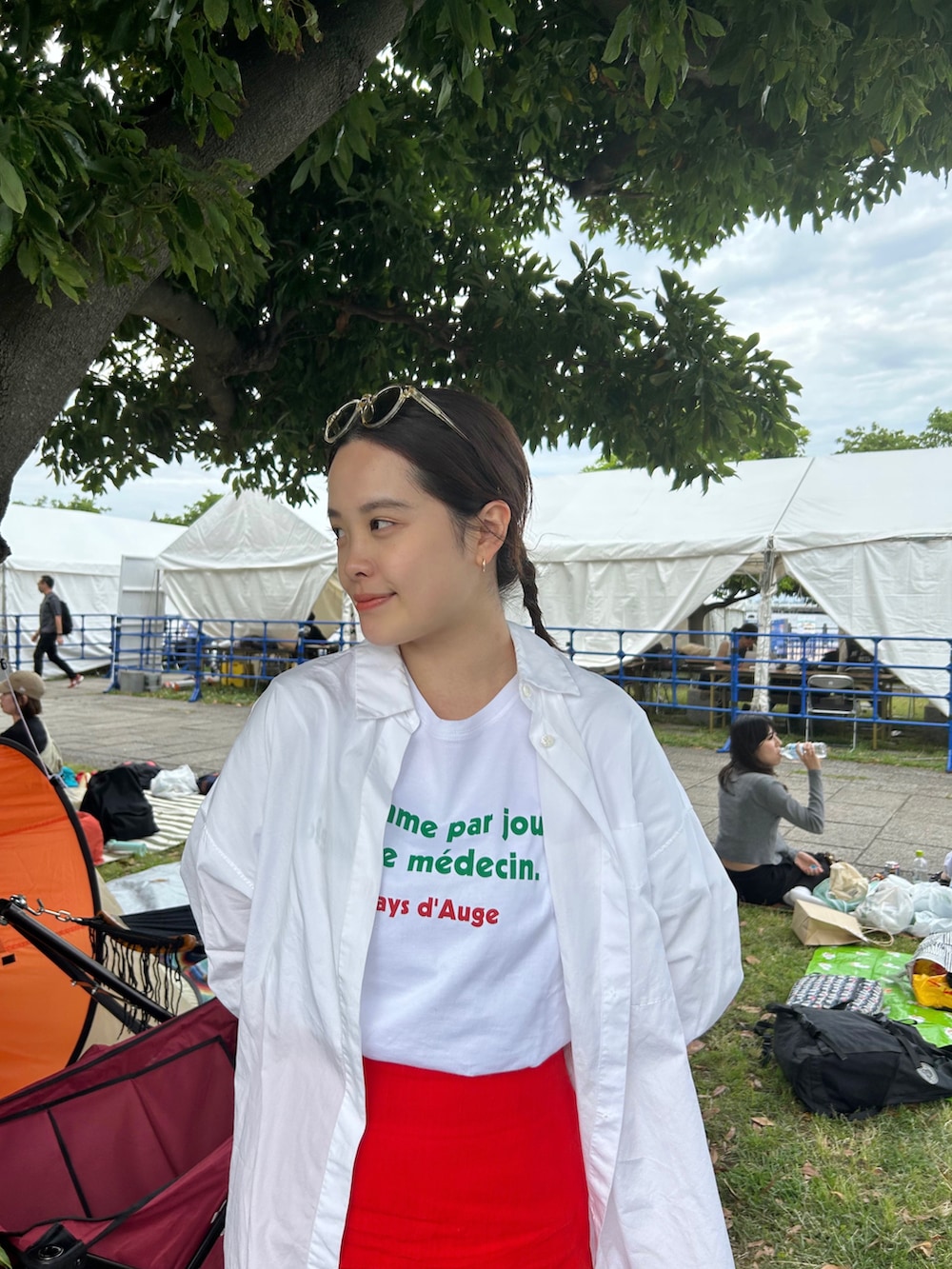 レッド系のスカートを着用したレディースの春コーディネートの2枚目の写真