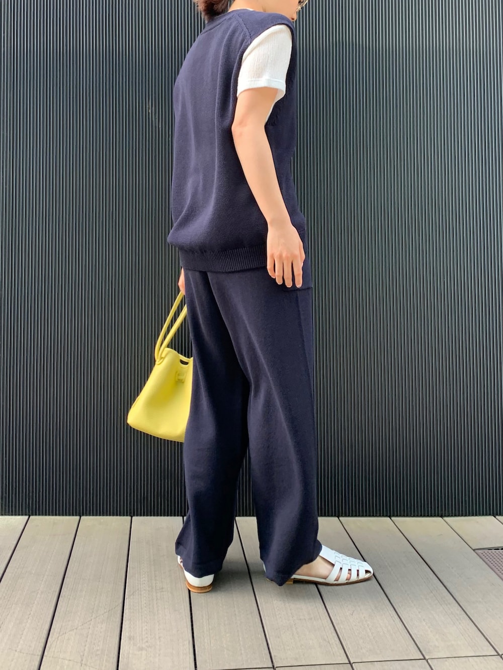 ブルー系のベスト、ブルー系のその他パンツ、ホワイト系のTシャツ/カットソーを着用したレディースの春コーディネートの2枚目の写真