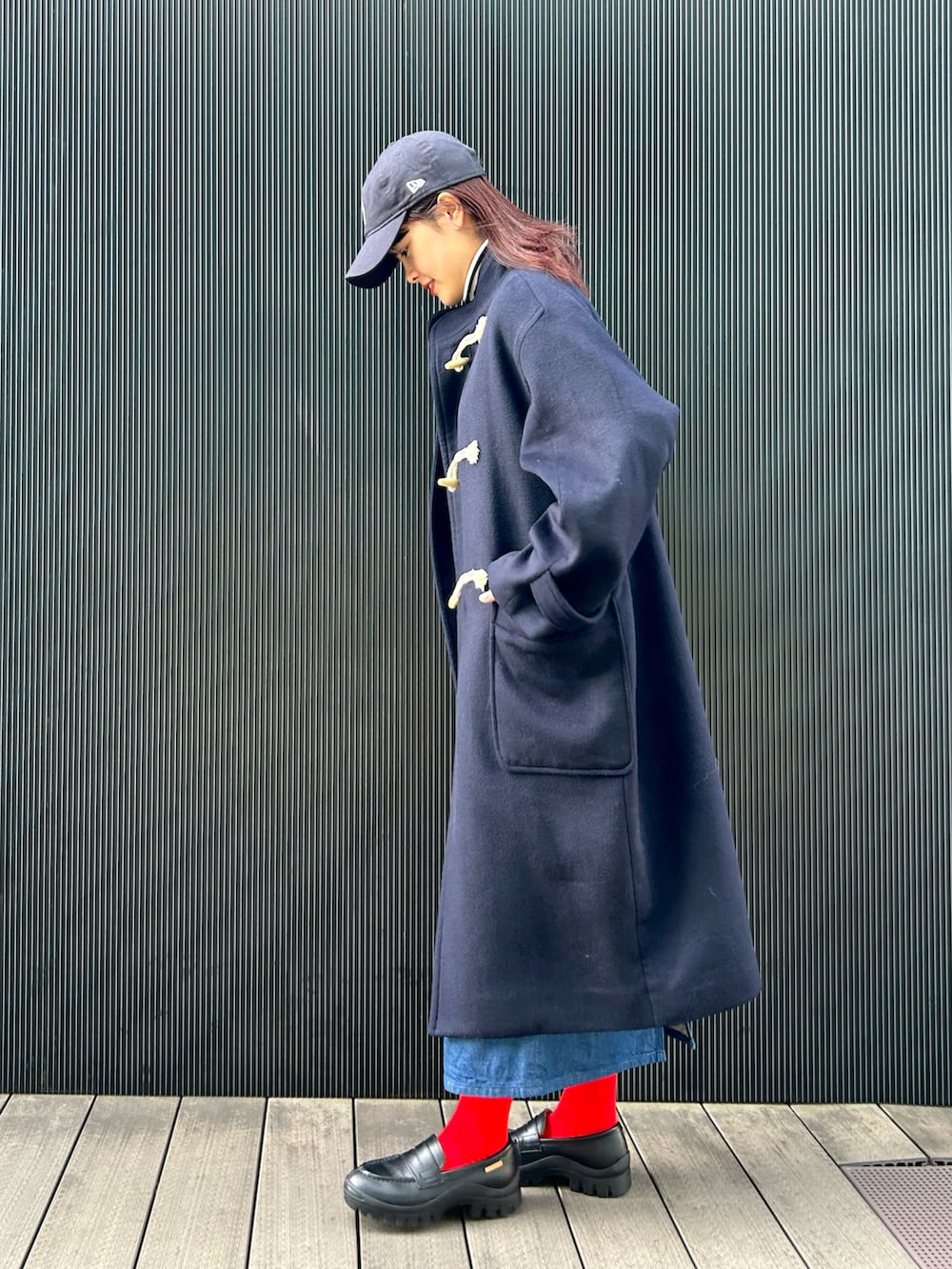 ホワイト系のTシャツ/カットソー、ブルー系のその他アウター、ブルー系のスカートを着用したレディースの秋コーディネートの3枚目の写真