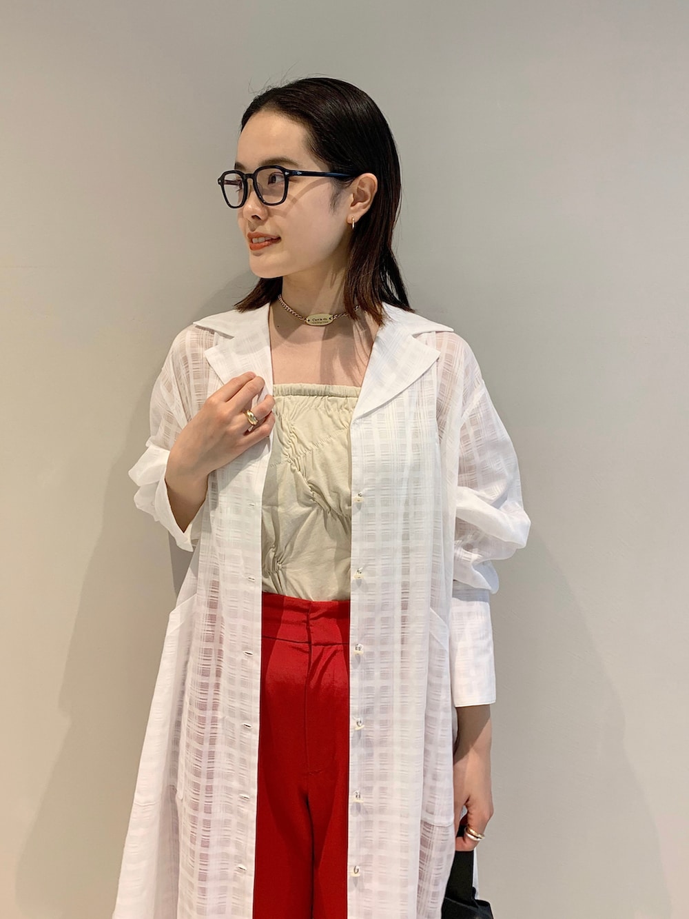 ブラック系のサンダル、ホワイト系のシャツ/ブラウス、レッド系のその他パンツを着用したレディースの春コーディネートの2枚目の写真