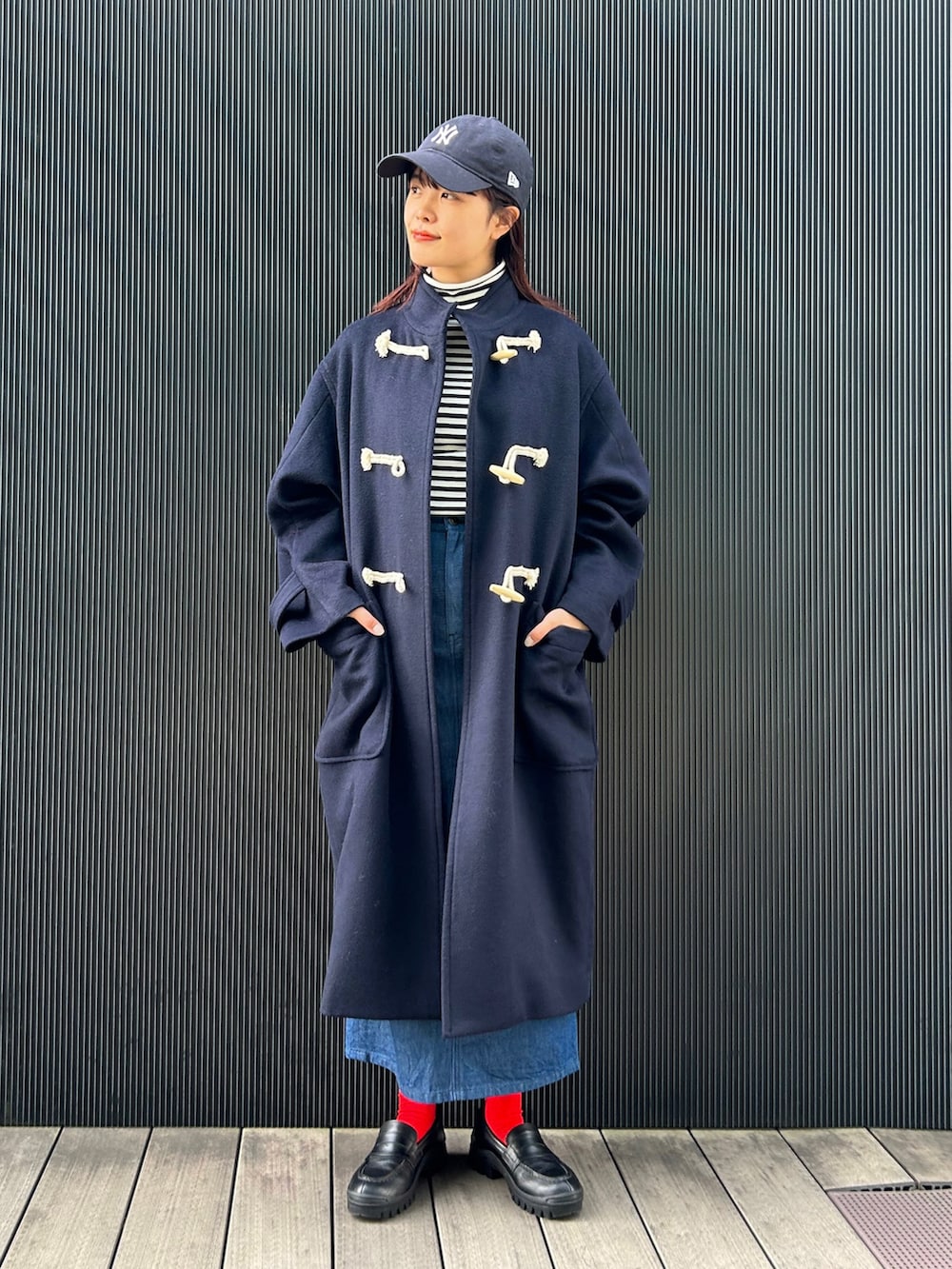 ホワイト系のTシャツ/カットソー、ブルー系のその他アウター、ブルー系のスカートを着用したレディースの秋コーディネートの2枚目の写真