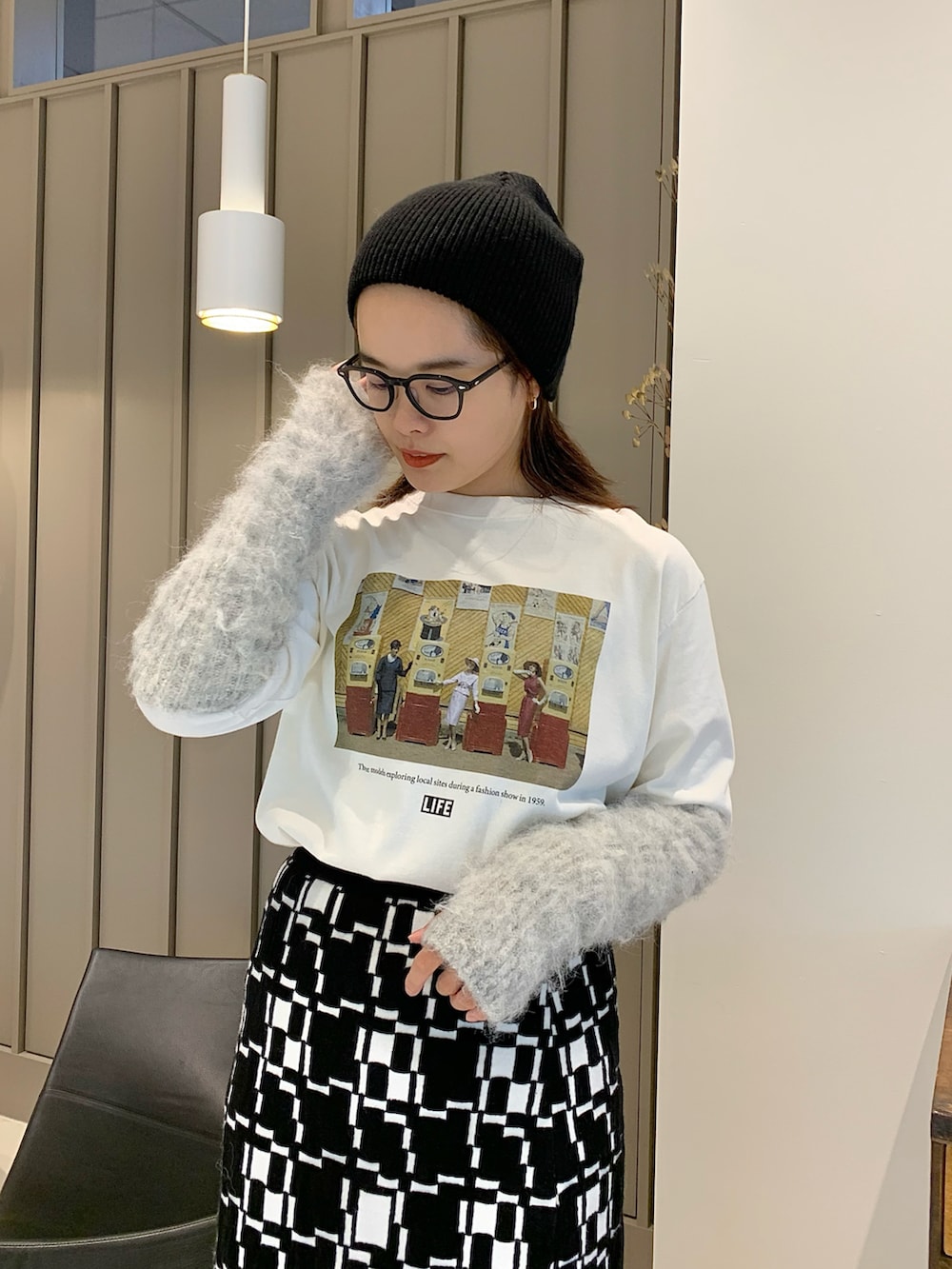 オレンジ系のショルダーバッグ、ホワイト系のTシャツ/カットソー、ブラック系のスカートを着用したレディースの夏コーディネートの3枚目の写真