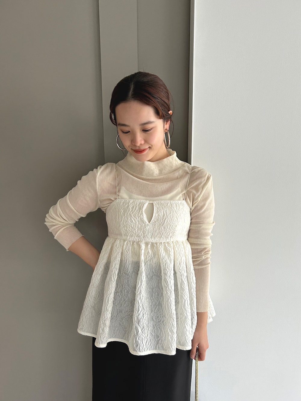 ホワイト系のキャミソールを着用したレディースの春コーディネートの2枚目の写真