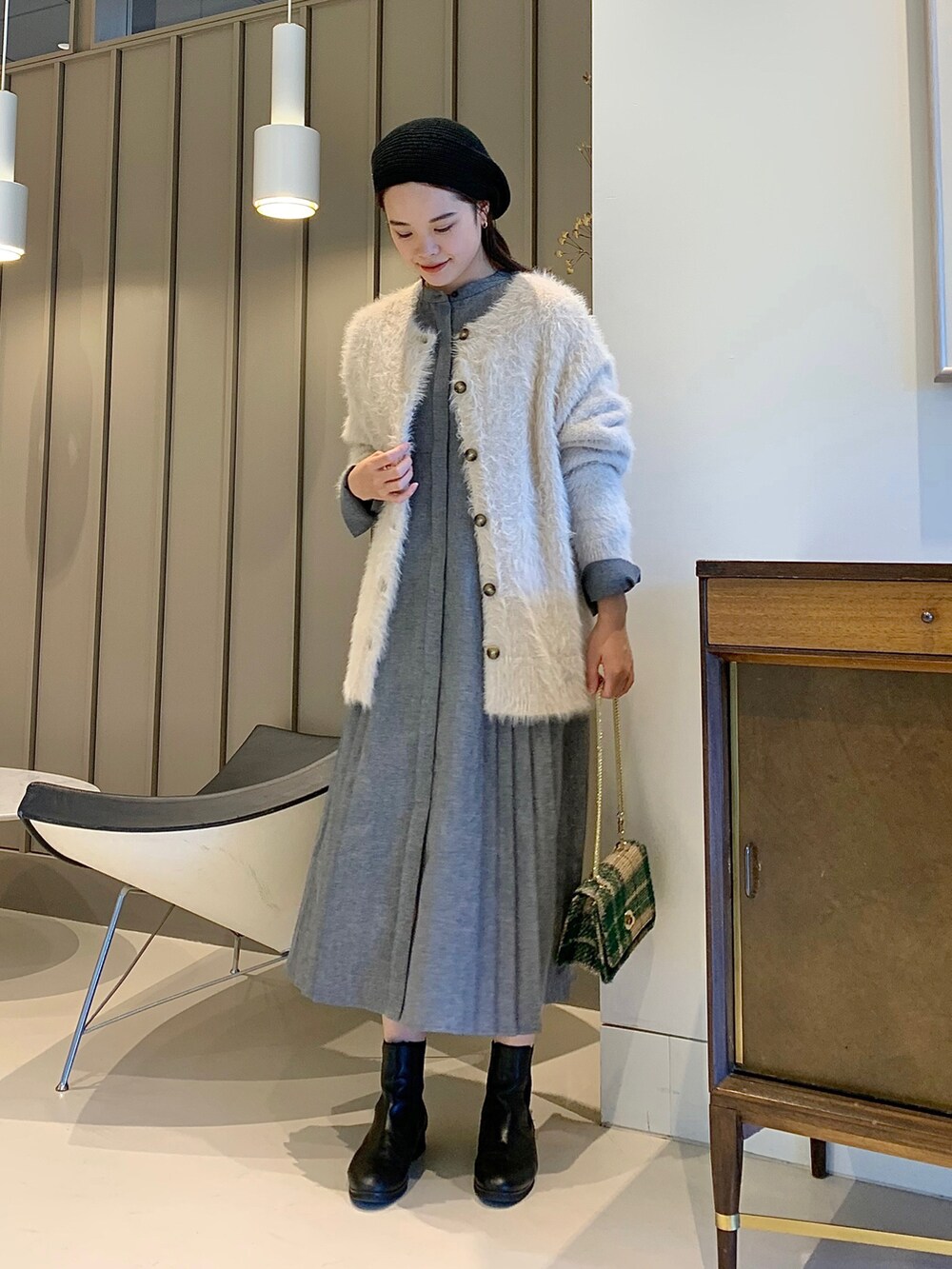 グレー系のワンピース、その他のショルダーバッグ、ホワイト系のカーディガン/ボレロを着用したレディースの秋コーディネートの2枚目の写真