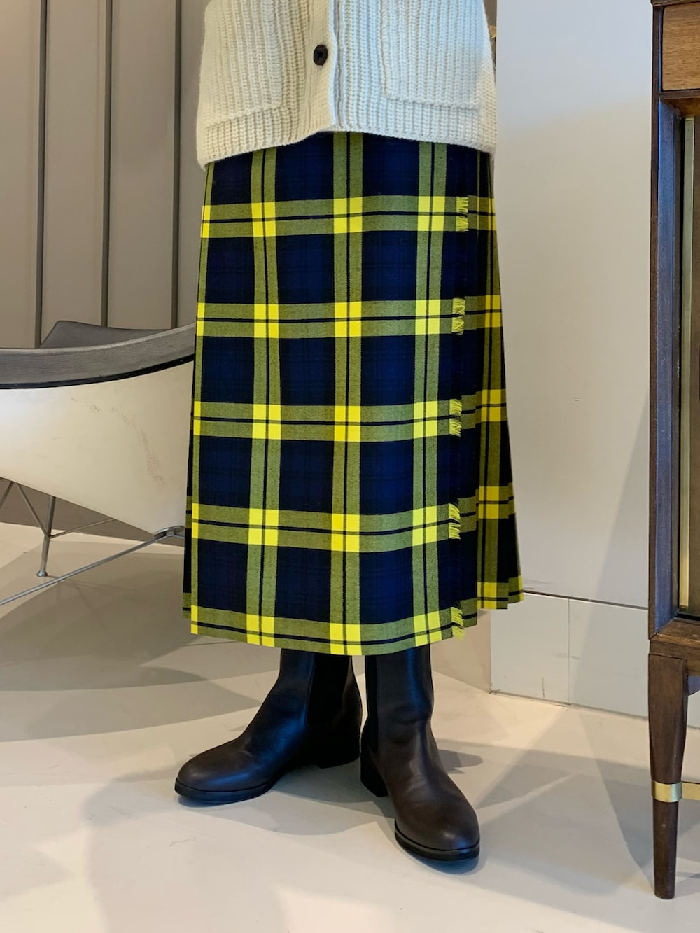 ホワイト系のカーディガン/ボレロ、ホワイト系のニット/セーター、イエロー系のスカートを着用したレディースの夏コーディネートの3枚目の写真