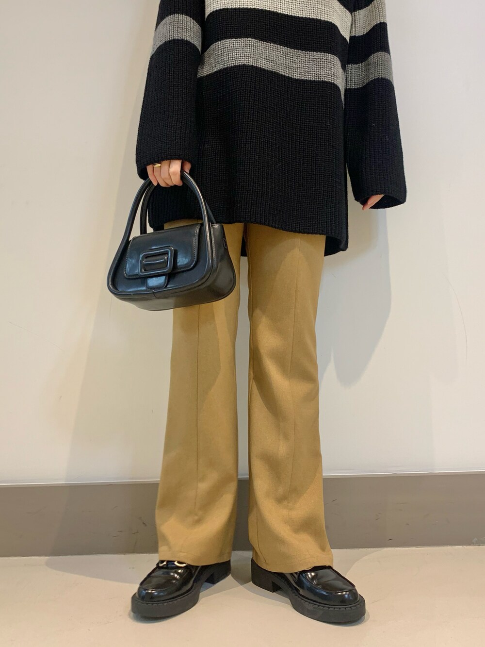 「ニット、ローファー、休日スタイル、モード、Ray BEAMS、きれいめカジュアル、フレアパンツ、シンプルコーデ、メガネ女子、秋コーデ」｜「Ray BEAMSのRay BEAMS / ベルテッド バッグ（ショルダーバッグ、ブラック系）」を使った、chieriさん（レディース・162cm）の秋コーディネートの3枚目の写真