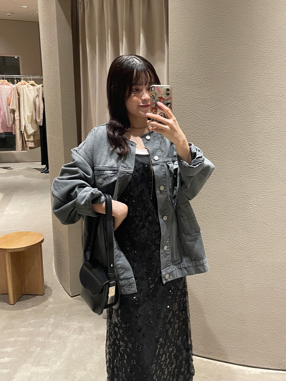 ブラック系のワンピースを着用したレディースの冬コーディネートの2枚目の写真