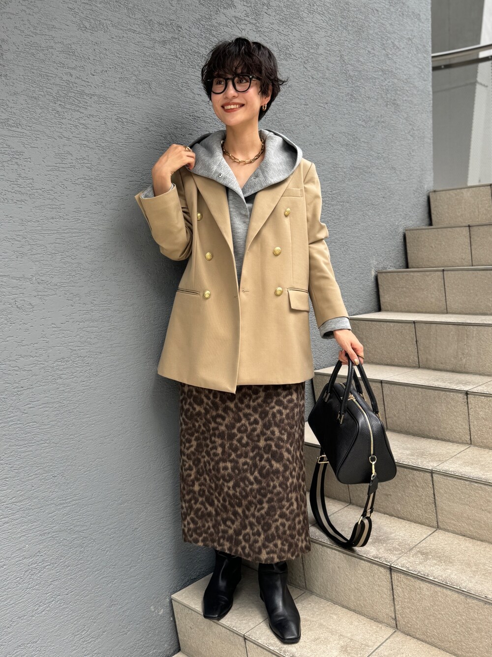 「秋コーデ、スウェット、ショルダーバッグ、ブラウン、お出かけコーデ」｜「NOLLEY’SのNMPピークドラペルダブルジャケット（テーラードジャケット、イエロー系）」を使った、nol megumiさん（レディース・161cm）の秋コーディネートの7枚目の写真