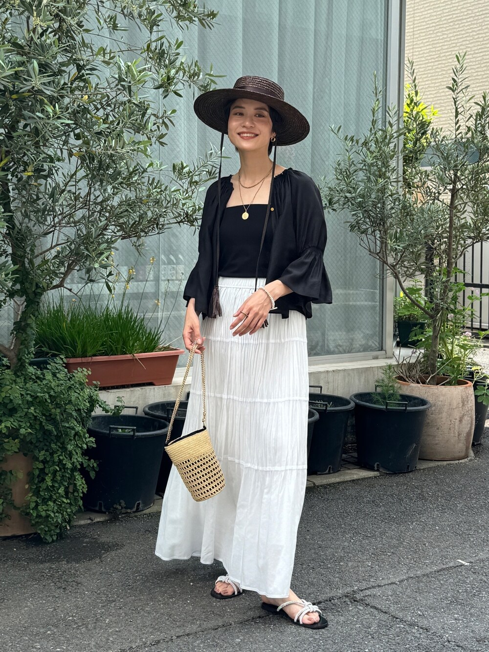 「シアートップス、シアー、春夏コーデ、きれいめカジュアル、休日スタイル」｜「NOLLEY’Sのソフトオーガンジー2WAYブラウス（シャツ/ブラウス、ブラック系）」を使った、nol megumiさん（レディース・161cm）の春コーディネートの2枚目の写真
