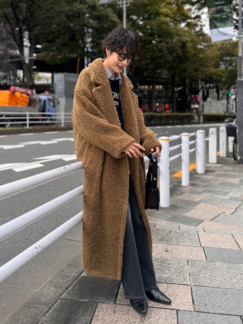 「メガネ女子、ロングコート、ニット、カーディガン、カーディガンコーデ、デニム、デニムコーデ、冬コーデ、ストライプシャツ、休日スタイル」｜「NOLLEY’S Sophiのフェイクテディファーロングコート（その他アウター、イエロー系）」を使った、nol megumiさん（レディース・161cm）の秋コーディネートの5枚目の写真