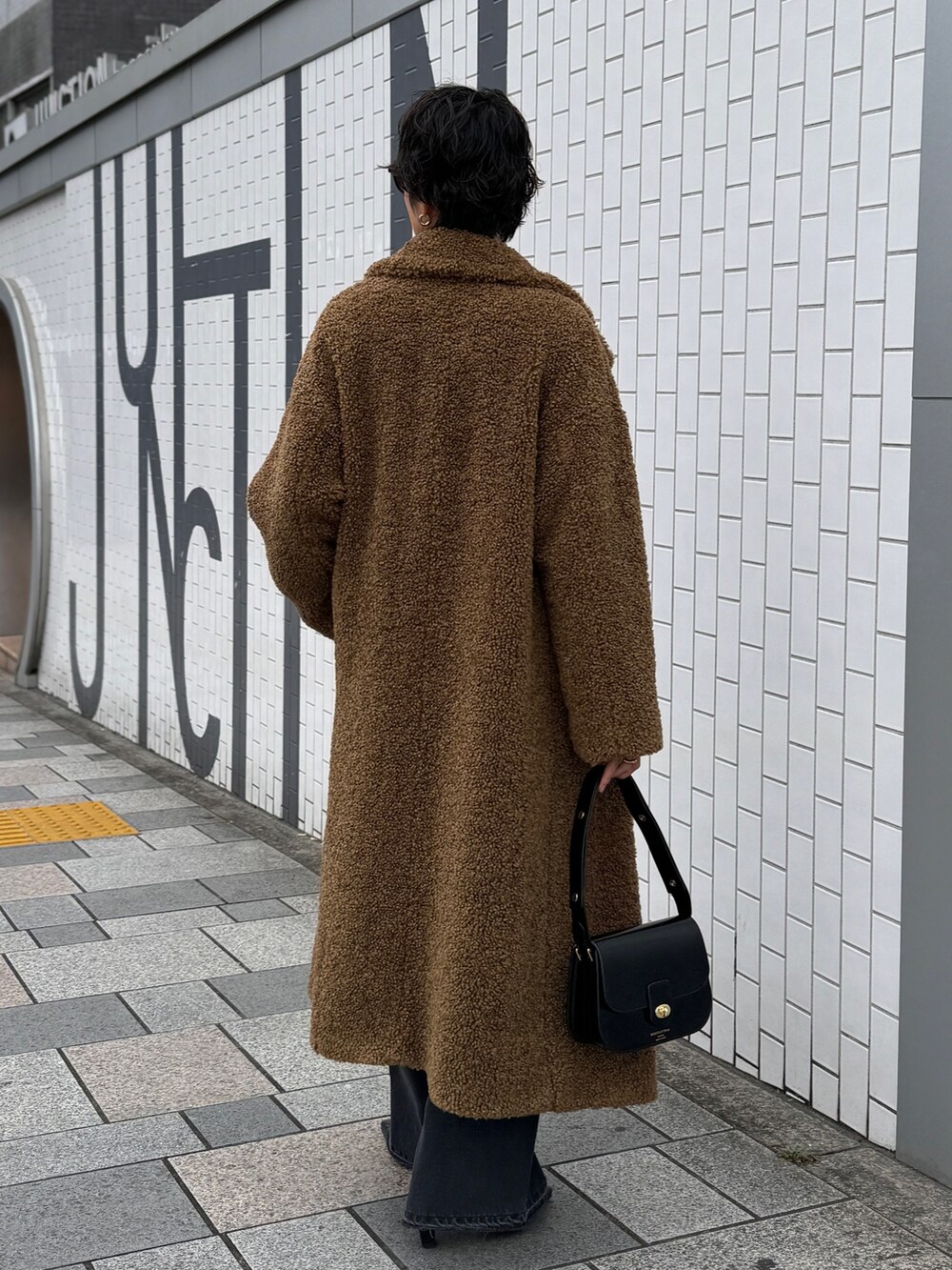 「メガネ女子、ロングコート、ニット、カーディガン、カーディガンコーデ、デニム、デニムコーデ、冬コーデ、ストライプシャツ、休日スタイル」｜「NOLLEY’S Sophiのフェイクテディファーロングコート（その他アウター、イエロー系）」を使った、nol megumiさん（レディース・161cm）の秋コーディネートの4枚目の写真