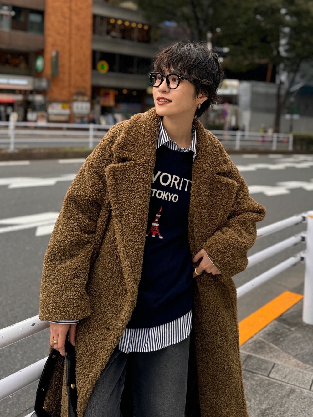 「メガネ女子、ロングコート、ニット、カーディガン、カーディガンコーデ、デニム、デニムコーデ、冬コーデ、ストライプシャツ、休日スタイル」｜「NOLLEY’S Sophiのフェイクテディファーロングコート（その他アウター、イエロー系）」を使った、nol megumiさん（レディース・161cm）の秋コーディネートの6枚目の写真