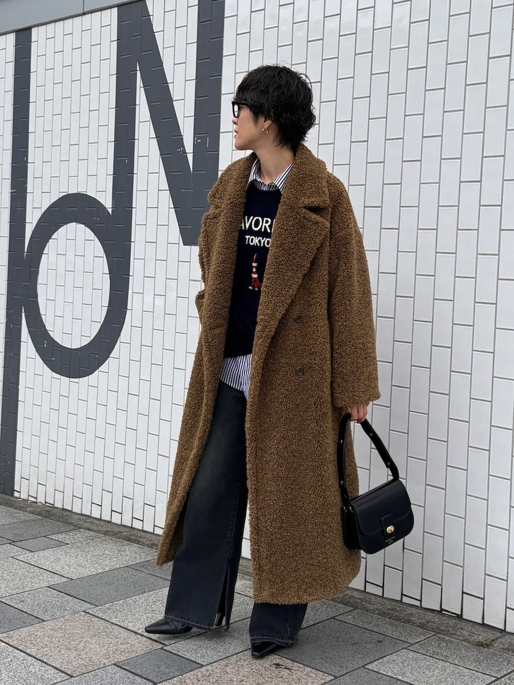 「メガネ女子、ロングコート、ニット、カーディガン、カーディガンコーデ、デニム、デニムコーデ、冬コーデ、ストライプシャツ、休日スタイル」｜「NOLLEY’S Sophiのフェイクテディファーロングコート（その他アウター、イエロー系）」を使った、nol megumiさん（レディース・161cm）の秋コーディネートの3枚目の写真
