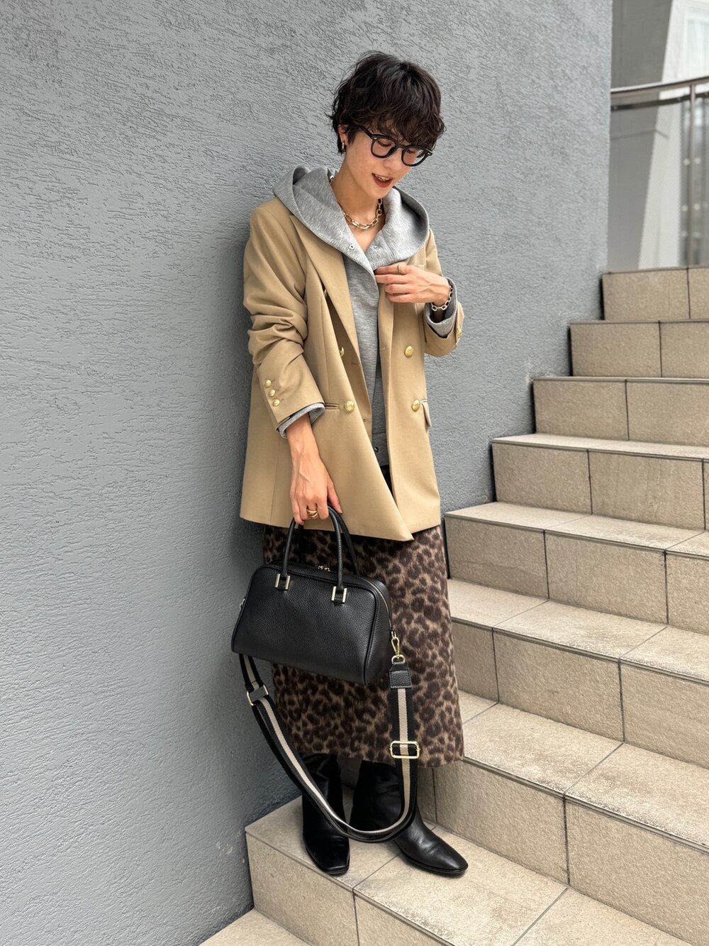 「秋コーデ、スウェット、ショルダーバッグ、ブラウン、お出かけコーデ」｜「NOLLEY’SのNMPピークドラペルダブルジャケット（テーラードジャケット、イエロー系）」を使った、nol megumiさん（レディース・161cm）の秋コーディネートの4枚目の写真