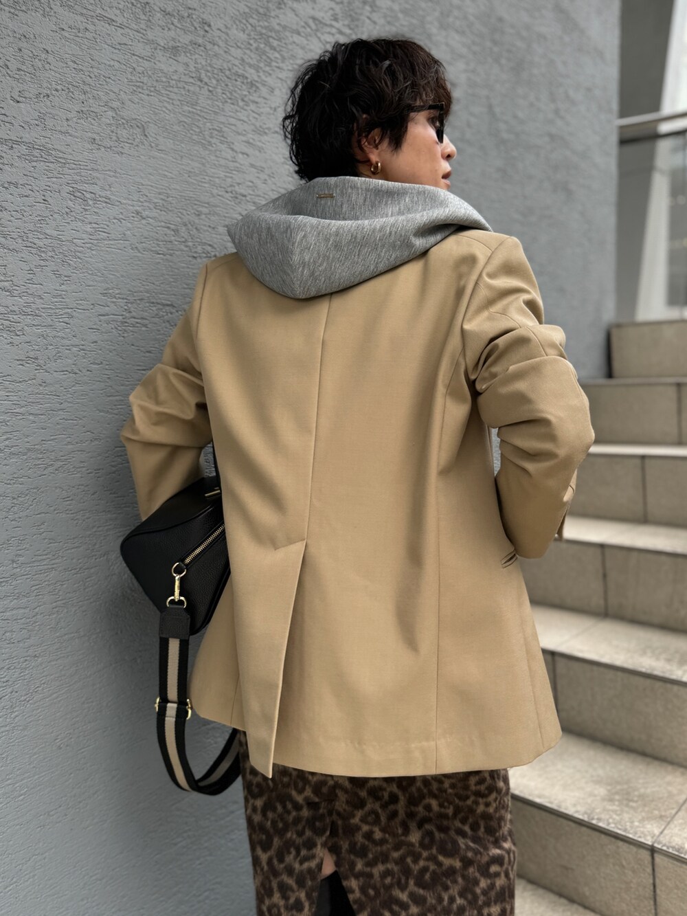 「秋コーデ、スウェット、ショルダーバッグ、ブラウン、お出かけコーデ」｜「NOLLEY’SのNMPピークドラペルダブルジャケット（テーラードジャケット、イエロー系）」を使った、nol megumiさん（レディース・161cm）の秋コーディネートの9枚目の写真