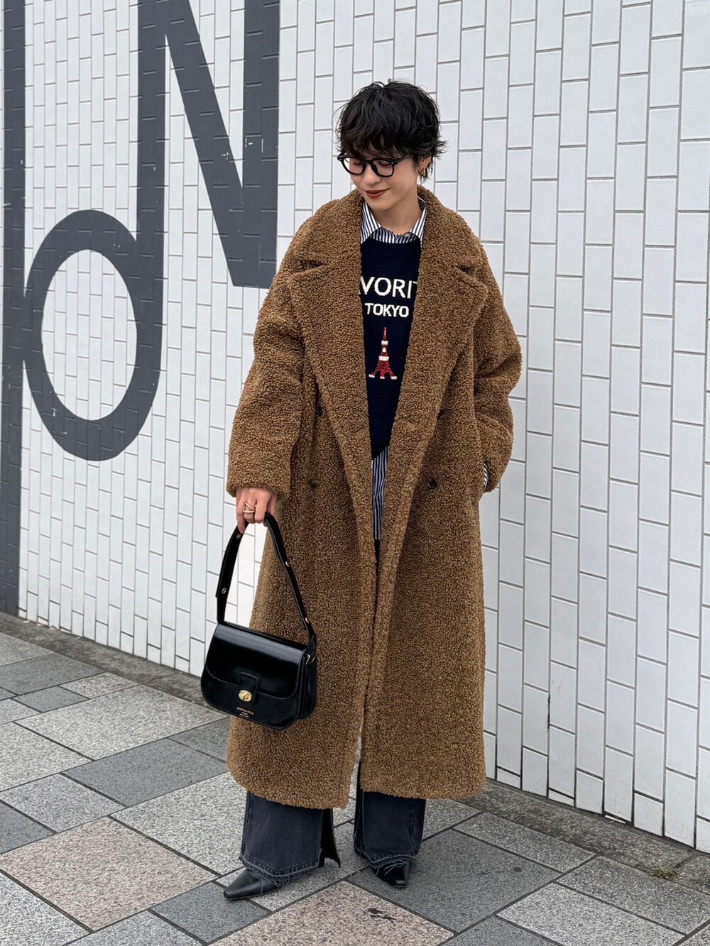 「メガネ女子、ロングコート、ニット、カーディガン、カーディガンコーデ、デニム、デニムコーデ、冬コーデ、ストライプシャツ、休日スタイル」｜「NOLLEY’S Sophiのフェイクテディファーロングコート（その他アウター、イエロー系）」を使った、nol megumiさん（レディース・161cm）の秋コーディネートの2枚目の写真