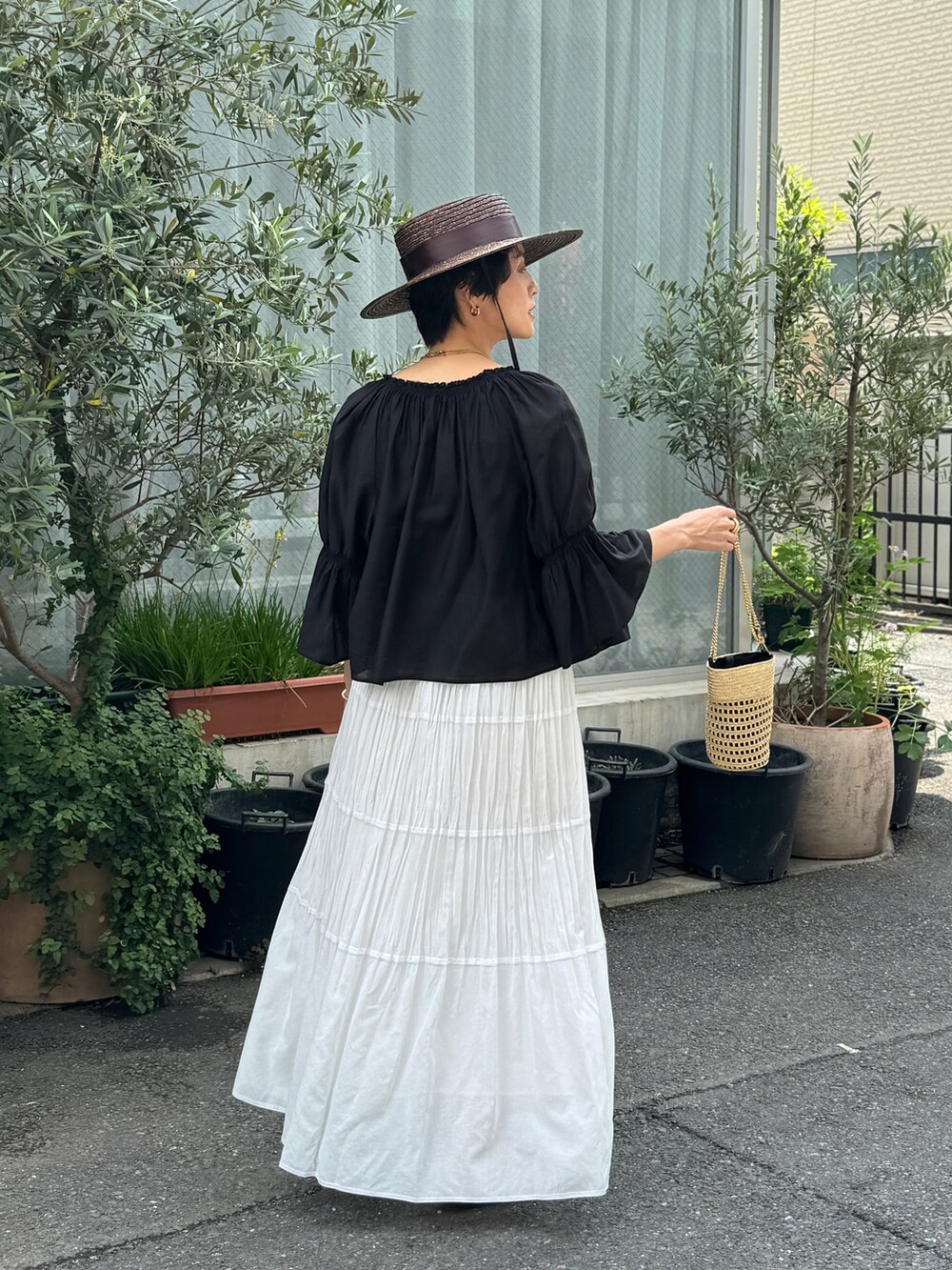 「シアートップス、シアー、春夏コーデ、きれいめカジュアル、休日スタイル」｜「NOLLEY’Sのソフトオーガンジー2WAYブラウス（シャツ/ブラウス、ブラック系）」を使った、nol megumiさん（レディース・161cm）の春コーディネートの4枚目の写真