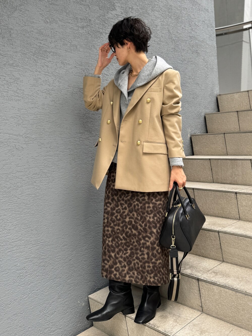 「秋コーデ、スウェット、ショルダーバッグ、ブラウン、お出かけコーデ」｜「NOLLEY’SのNMPピークドラペルダブルジャケット（テーラードジャケット、イエロー系）」を使った、nol megumiさん（レディース・161cm）の秋コーディネートの3枚目の写真