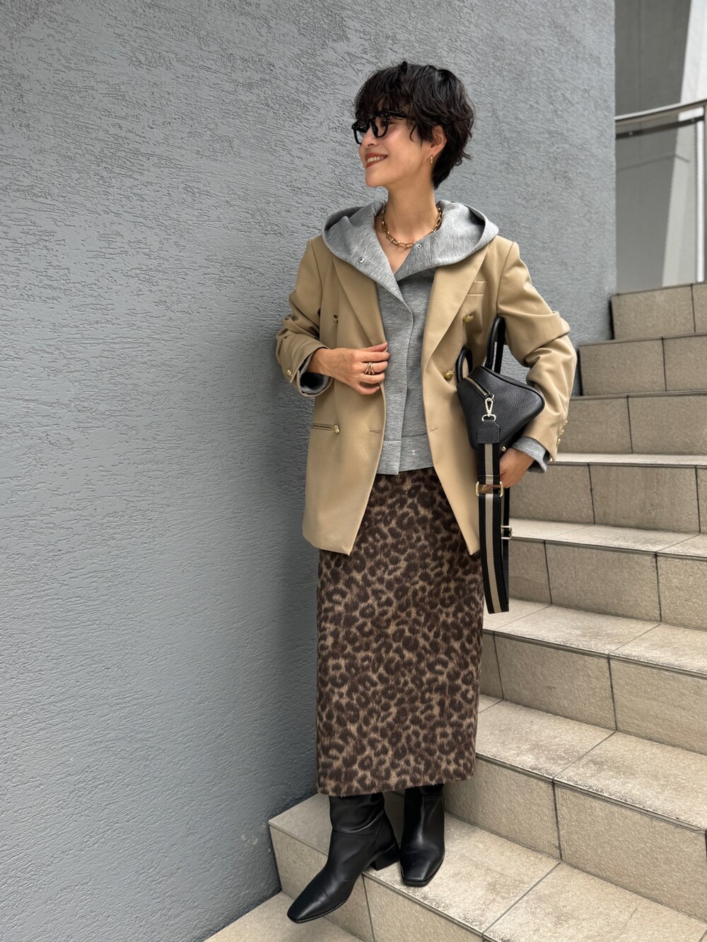 「秋コーデ、スウェット、ショルダーバッグ、ブラウン、お出かけコーデ」｜「NOLLEY’SのNMPピークドラペルダブルジャケット（テーラードジャケット、イエロー系）」を使った、nol megumiさん（レディース・161cm）の秋コーディネートの8枚目の写真