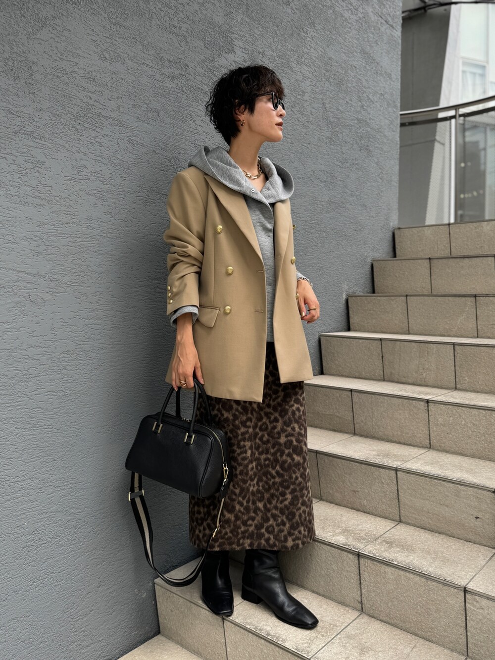 「秋コーデ、スウェット、ショルダーバッグ、ブラウン、お出かけコーデ」｜「NOLLEY’SのNMPピークドラペルダブルジャケット（テーラードジャケット、イエロー系）」を使った、nol megumiさん（レディース・161cm）の秋コーディネートの5枚目の写真