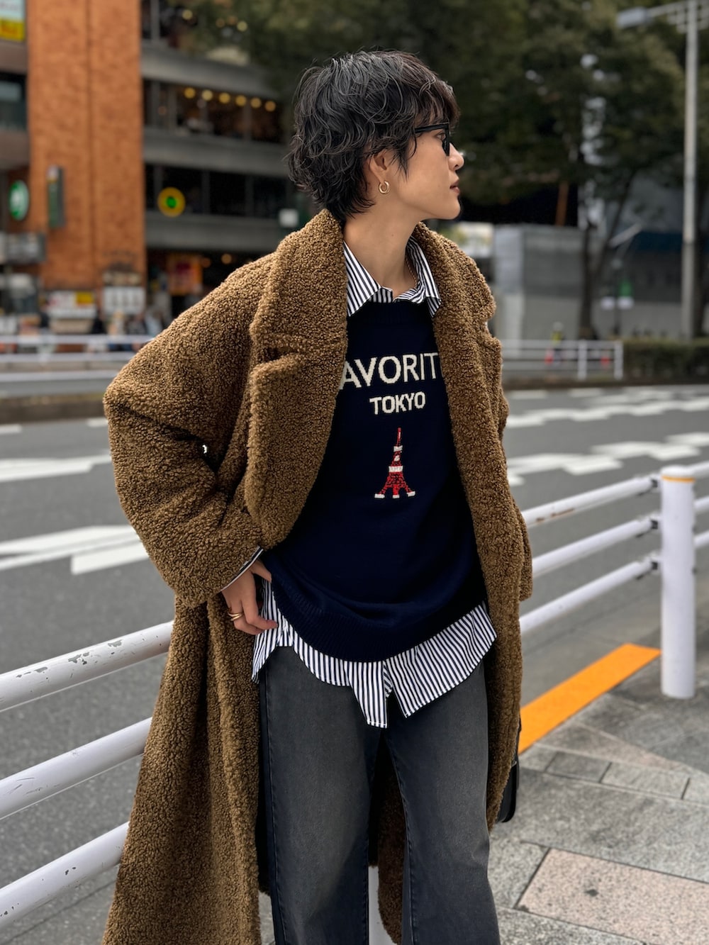 「メガネ女子、ロングコート、ニット、カーディガン、カーディガンコーデ、デニム、デニムコーデ、冬コーデ、ストライプシャツ、休日スタイル」｜「NOLLEY’S Sophiのフェイクテディファーロングコート（その他アウター、イエロー系）」を使った、nol megumiさん（レディース・161cm）の秋コーディネートの7枚目の写真