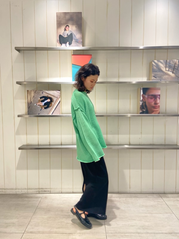 「オフィスカジュアル、スタイル美人、シンプル、きれいめカジュアル、ベーシック、骨格ウェーブ」｜「styling/のシアーニットプルオーバー（ニット/セーター、グリーン系）」を使った、styling/さん（レディース・158cm）の春コーディネートの5枚目の写真