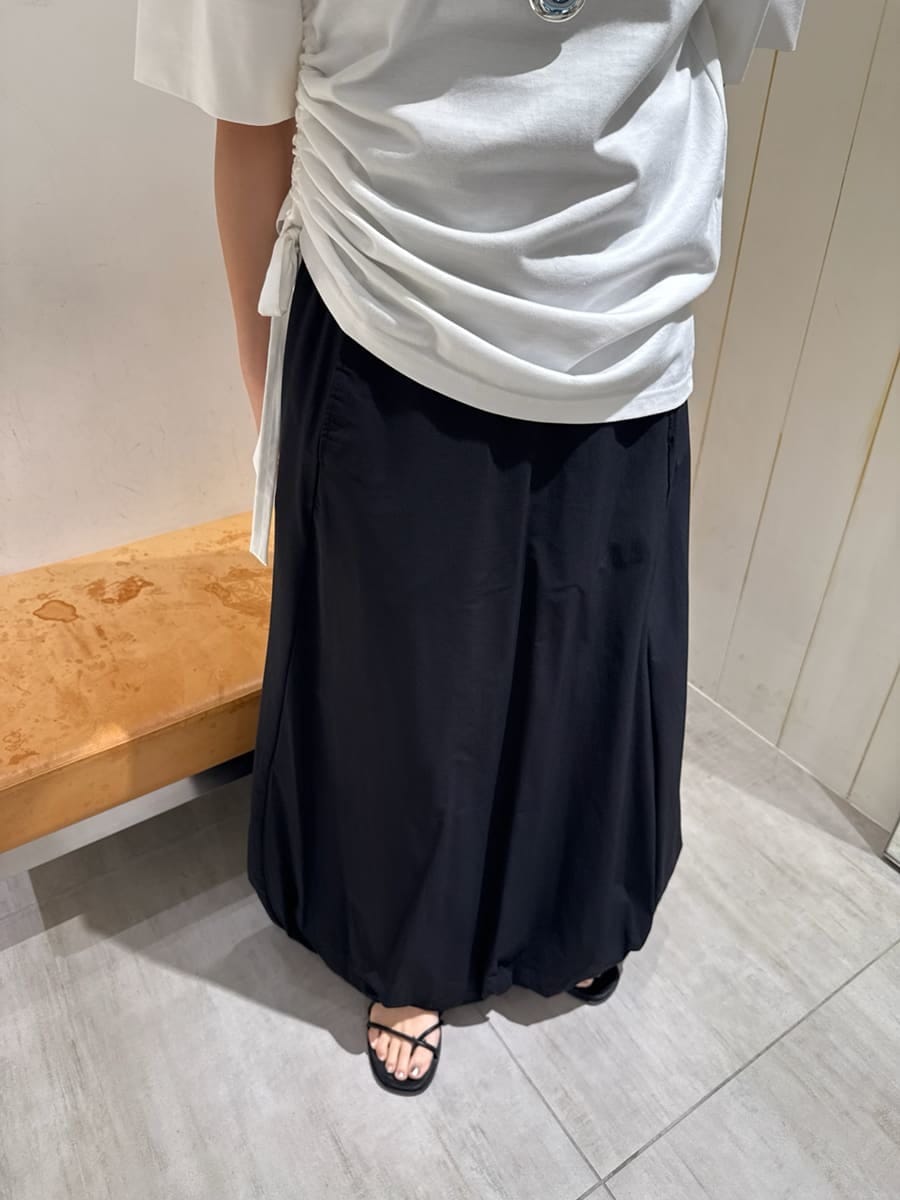 「リゾートスタイル、モノトーン、セットアップ、高身長、骨格ストレート」｜「styling/の【S/S(エスバイエス)】バルーンスカート＜ウォッシャブル・UV・接触冷感＞（スカート、ブラック系）」を使った、styling/さん（レディース・167cm）の夏コーディネートの3枚目の写真
