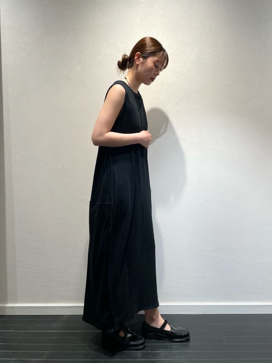 ブラック系のワンピースを着用したレディースの夏コーディネートの3枚目の写真