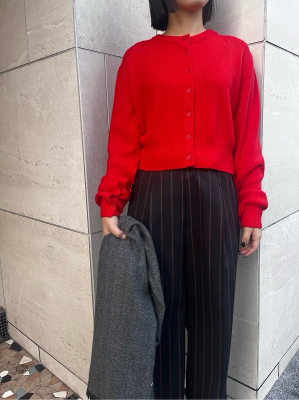 「オフィスカジュアル、モノトーン、パンツスタイル、きれいめカジュアル、ベーシック、低身長」｜「styling/のスラッシュスリーブニットカーディガン（カーディガン/ボレロ、レッド系）」を使った、styling/さん（レディース・153cm）の冬コーディネートの4枚目の写真