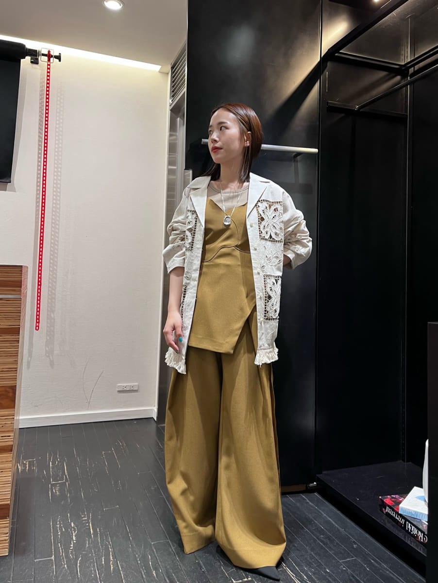 「ワントーン、カットソー、オケージョン、パンツスタイル、セットアップ、低身長」｜「styling/のエンブロイダリーシャツジャケット（その他アウター、ベージュ系）」を使った、styling/さん（レディース・153cm）の春コーディネートの2枚目の写真
