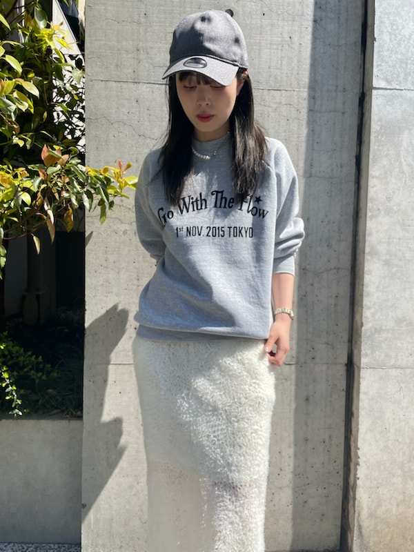 「ワントーン、パーカー／スウエット、スタイル美人、先取りコーデ、シンプル、セットアップ、きれいめカジュアル、コラボ、ベーシック、骨格ウェーブ」｜「NEW ERAのNEW ERA(R) 9TWENTY(TM)（キャップ、グレー系）」を使った、styling/さん（レディース・161cm）の春コーディネートの3枚目の写真