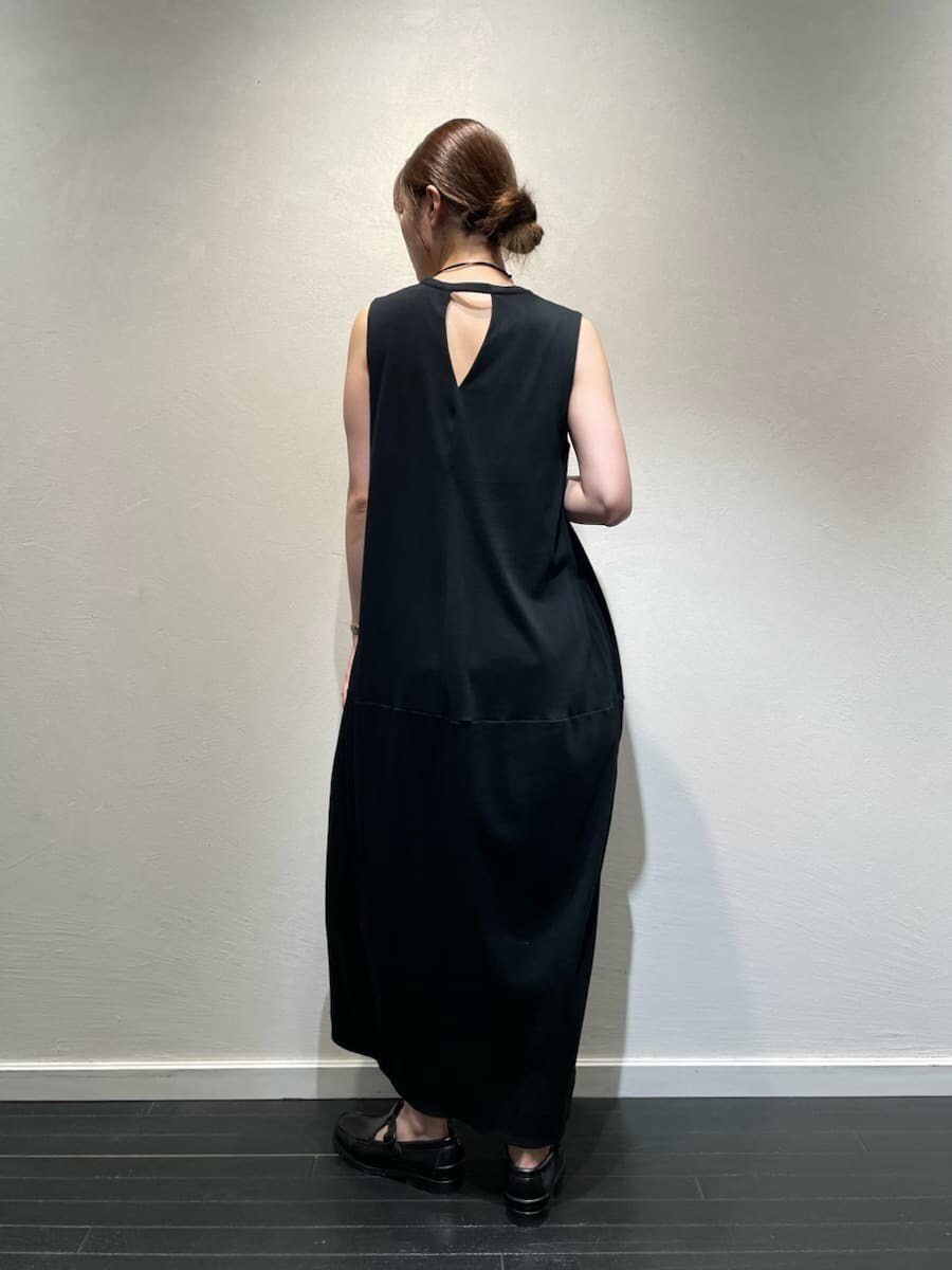 ブラック系のワンピースを着用したレディースの夏コーディネートの4枚目の写真