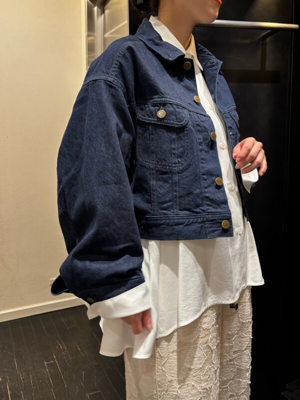 「パンツスタイル、スタイル美人、きれいめカジュアル、コラボ、低身長、骨格ストレート、骨格ウェーブ」｜「styling/のスリットフレア2WAYシャツ（シャツ/ブラウス、ホワイト系）」を使った、styling/さん（レディース・155cm）の春コーディネートの4枚目の写真
