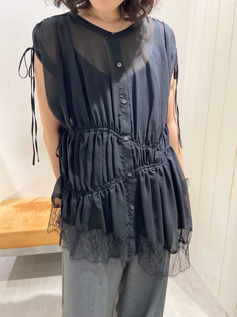 グレー系のその他パンツを着用したレディースの夏コーディネートの4枚目の写真