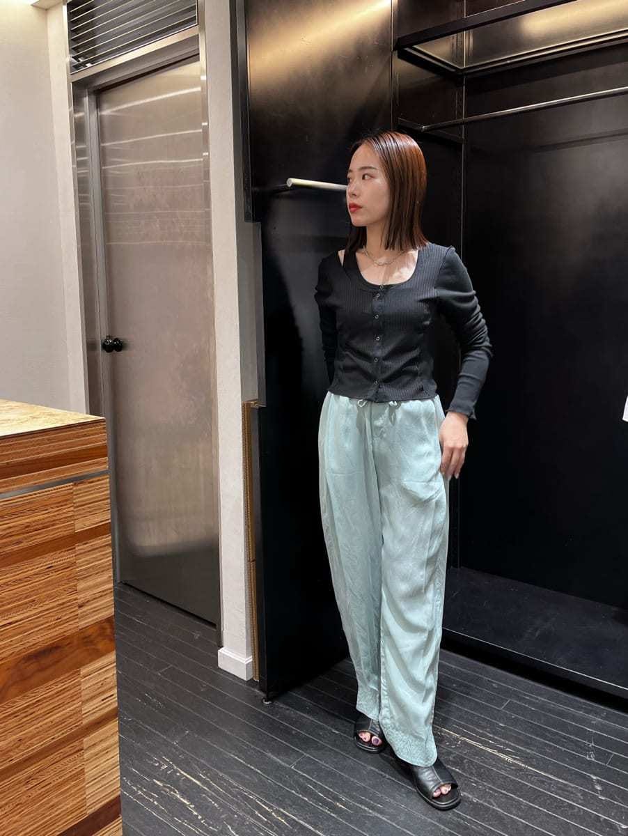 「オフィスカジュアル、カットソー、パンツスタイル、セットアップ、きれいめカジュアル、低身長」｜「styling/の【セットアイテム】メローカットカーディガン（カーディガン/ボレロ、ブラック系）」を使った、styling/さん（レディース・153cm）の夏コーディネートの2枚目の写真