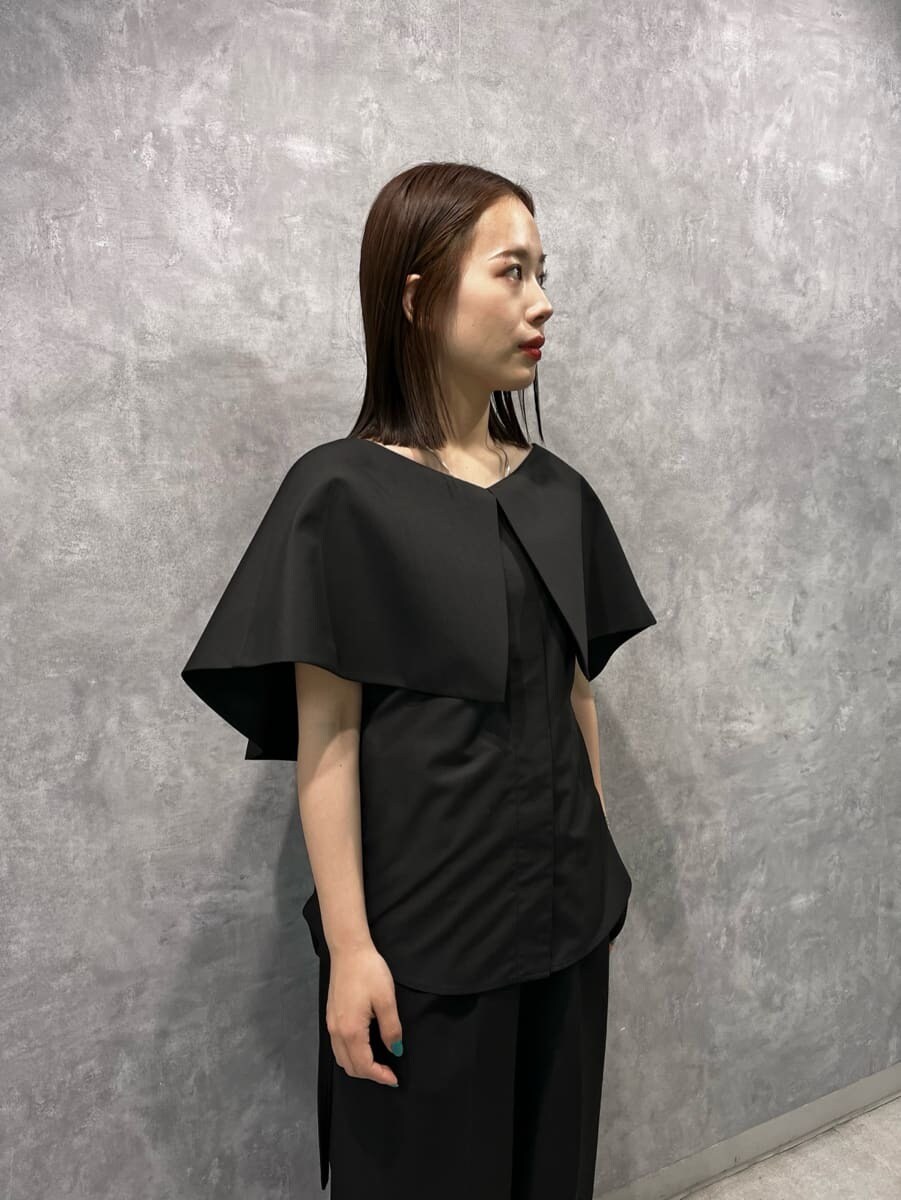 「オフィスカジュアル、ワントーン、モノトーン、パンツスタイル、シンプル、きれいめカジュアル、低身長」｜「styling/のケープカラーノースリーブシャツ（シャツ/ブラウス、ブラック系）」を使った、styling/さん（レディース・153cm）の春コーディネートの4枚目の写真