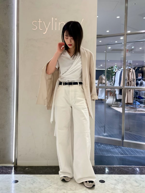 「オフィスカジュアル、ワントーン、カットソー、オケージョン、パンツスタイル、スタイル美人、シンプル、セットアップ、きれいめカジュアル、コラボ、ベーシック、骨格ウェーブ」｜「styling/のサイドラップ2WAYトップス（Tシャツ/カットソー、ホワイト系）」を使った、styling/さん（レディース・161cm）の春コーディネートの4枚目の写真