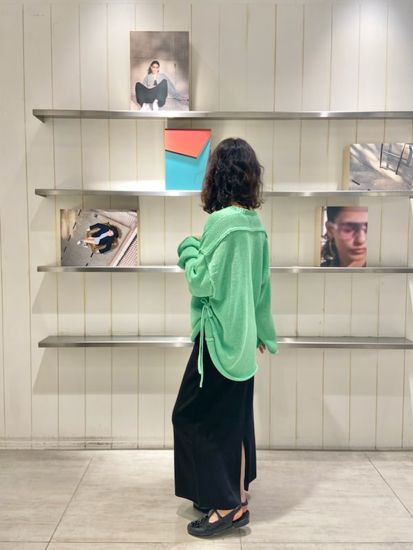 「オフィスカジュアル、スタイル美人、シンプル、きれいめカジュアル、ベーシック、骨格ウェーブ」｜「styling/のシアーニットプルオーバー（ニット/セーター、グリーン系）」を使った、styling/さん（レディース・158cm）の春コーディネートの4枚目の写真