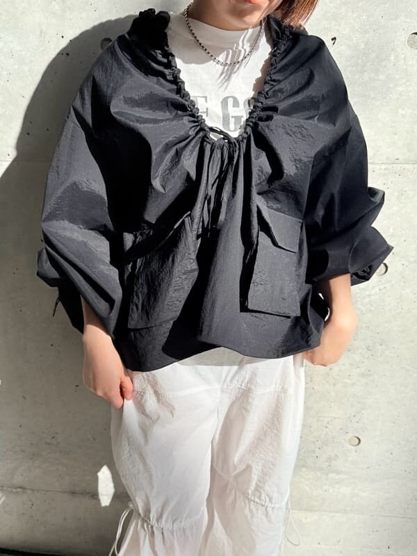 「リゾートスタイル、パーカー／スウエット、モノトーン、パンツスタイル、高身長、骨格ストレート」｜「styling/の【S/S(エスバイエス)】＜ウォッシャブル・撥水＞イージーパンツ（その他パンツ、ホワイト系）」を使った、styling/さん（レディース・167cm）の春コーディネートの4枚目の写真