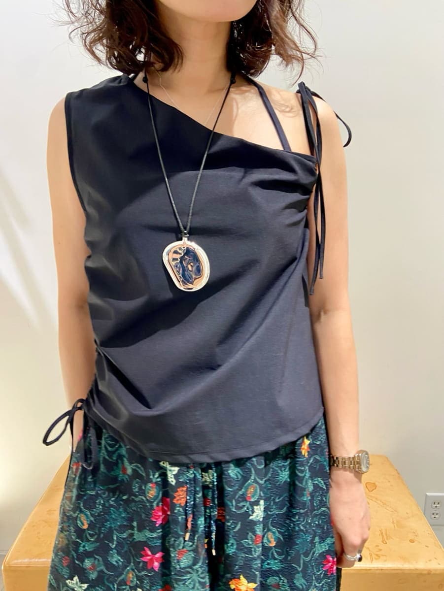 「リゾートスタイル、パンツスタイル、スタイル美人、コラボ、骨格ウェーブ、雨の日コーデ」｜「styling/の【S/S(エスバイエス)】アシンメトリートップス＜ウォッシャブル・UV・接触冷感＞（Tシャツ/カットソー、ブラック系）」を使った、styling/さん（レディース・158cm）の夏コーディネートの4枚目の写真