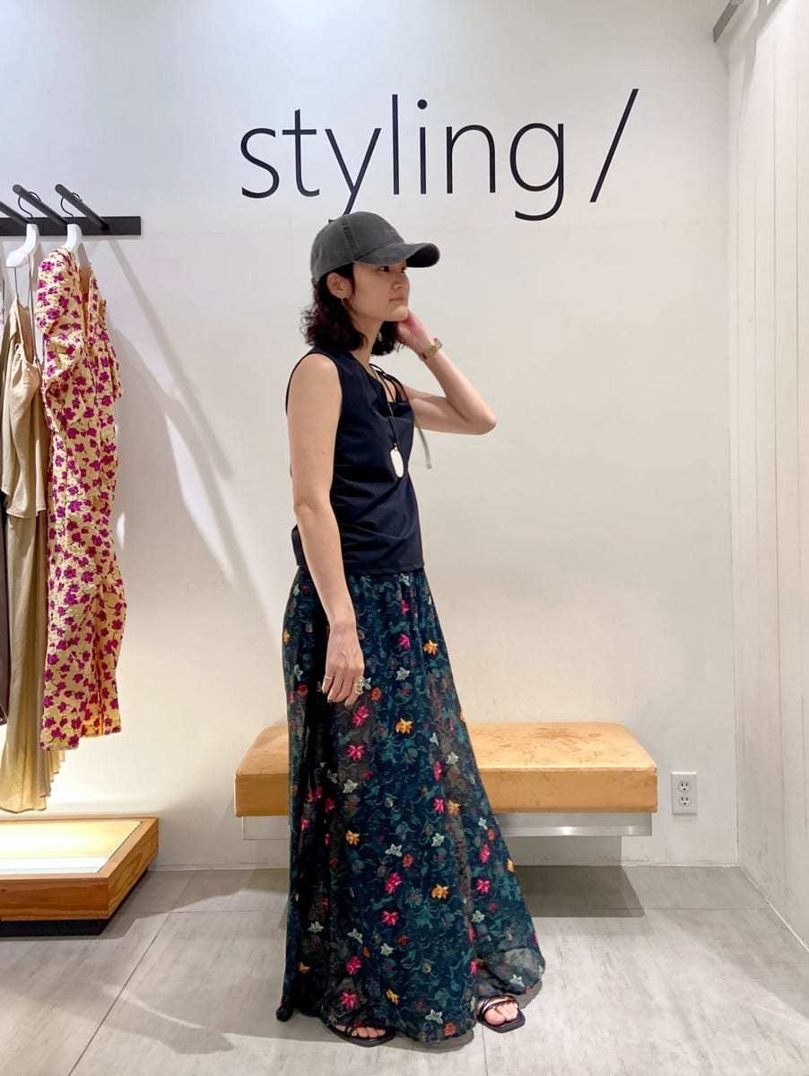 「リゾートスタイル、パンツスタイル、スタイル美人、コラボ、骨格ウェーブ、雨の日コーデ」｜「styling/の【S/S(エスバイエス)】アシンメトリートップス＜ウォッシャブル・UV・接触冷感＞（Tシャツ/カットソー、ブラック系）」を使った、styling/さん（レディース・158cm）の夏コーディネートの2枚目の写真