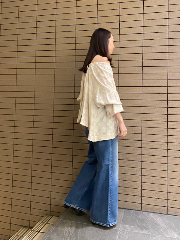 「リゾートスタイル、パンツスタイル、スタイル美人、先取りコーデ、コラボ、高身長、骨格ストレート」｜「styling/のカットジャガード2WAYブラウス（シャツ/ブラウス、ベージュ系）」を使った、styling/さん（レディース・165cm）の春コーディネートの5枚目の写真