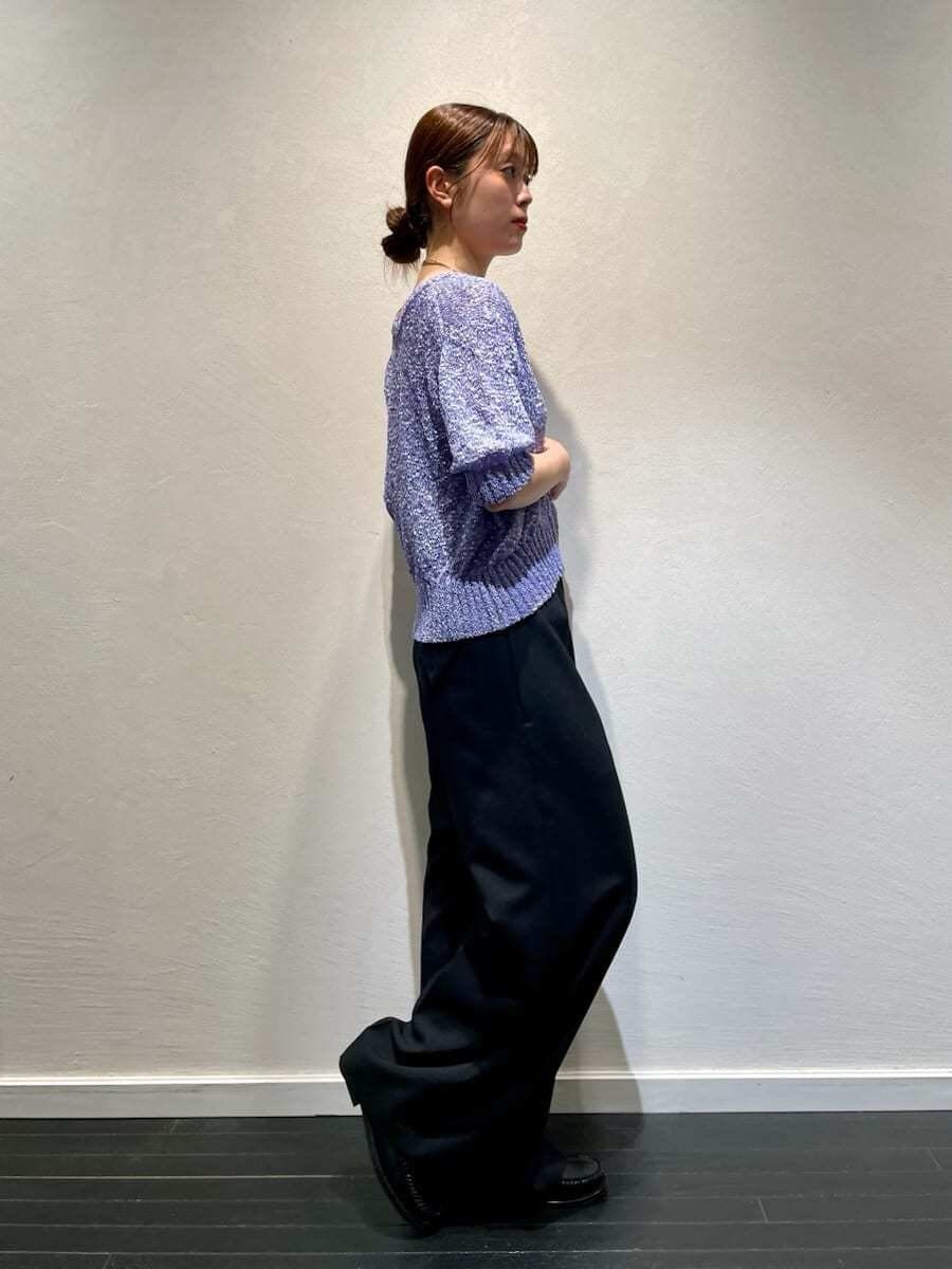 パープル系のカーディガン/ボレロ、ブラック系のその他パンツを着用したレディースの夏コーディネートの2枚目の写真