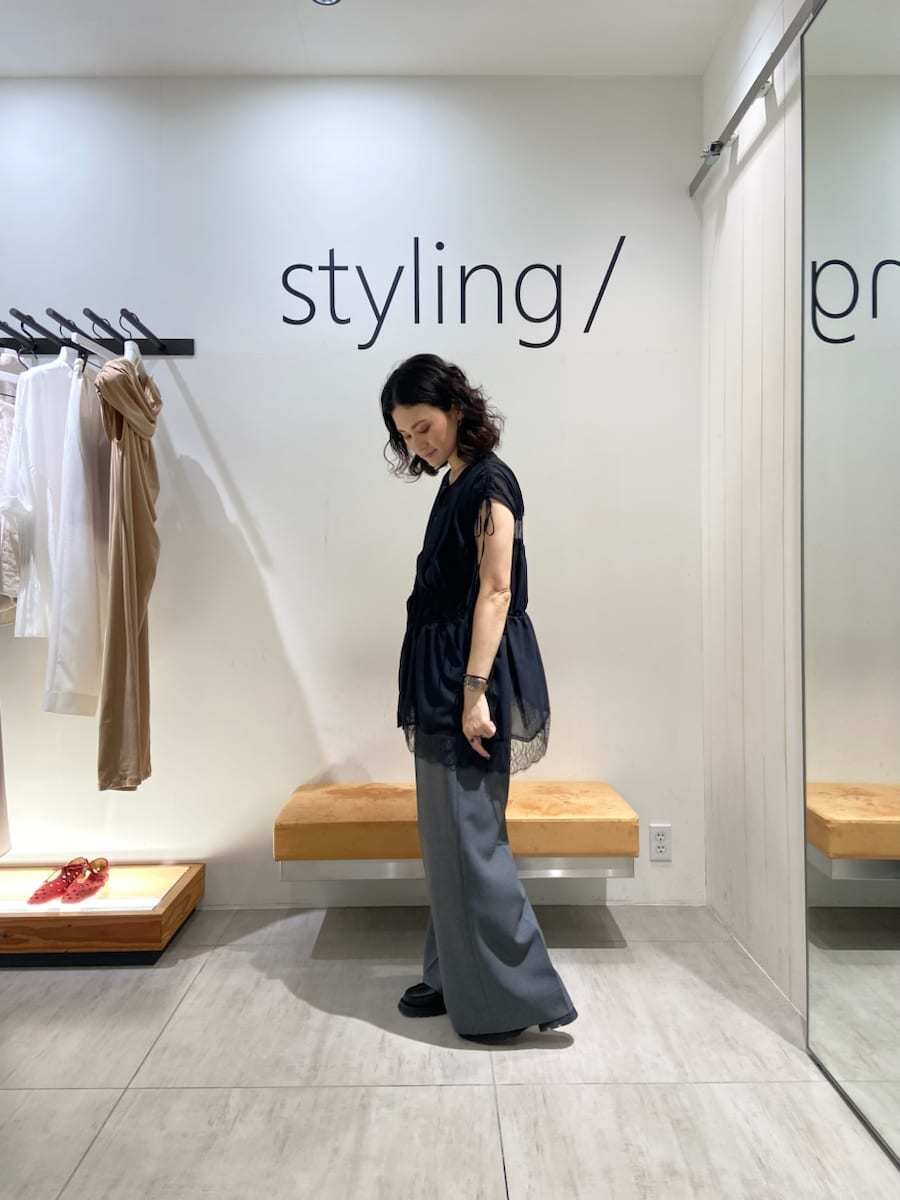 グレー系のその他パンツを着用したレディースの夏コーディネートの2枚目の写真