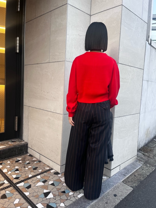 「オフィスカジュアル、モノトーン、パンツスタイル、きれいめカジュアル、ベーシック、低身長」｜「styling/のスラッシュスリーブニットカーディガン（カーディガン/ボレロ、レッド系）」を使った、styling/さん（レディース・153cm）の冬コーディネートの3枚目の写真